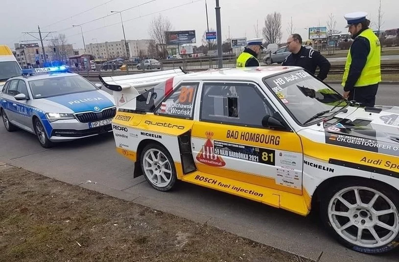 Policja zatrzymała dowód m.in. Audi Quttro. Dzięki lawecie załoga i tak ukończyła rajd i wystartowała na Karowej / Fot. Facebook/Bartłomiej Czartoryski (zdjęcie pochodzi z profilu GO+Cars)