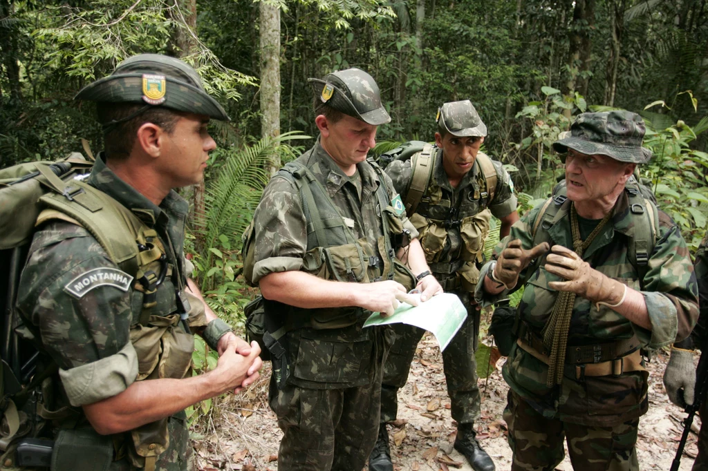 Jacek Pałkiewicz, twórca survivalu w Europie, prowadzi zajęcia w elitarnej szkole wojowników CIGS - Centrum szkoleniowym do walki w dżungli amazońskiej w Manaus. Jacek Pałkiewicz, twórca survivalu w Europie, prowadzi zajęcia w elitarnej szkole wojowników CIGS - Centrum szkoleniowym do walki w dżungli amazońskiej w Manaus.