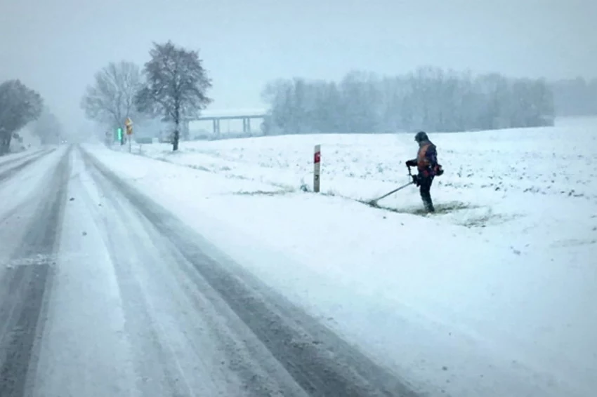 Koszenie trawy pod śniegiem / Fot: Lubuscy łowcy burz / Facebook