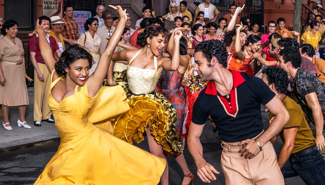 Ariana DeBose (Anita) i David Alvarez (Bernardo) w filmie "West Side Story"