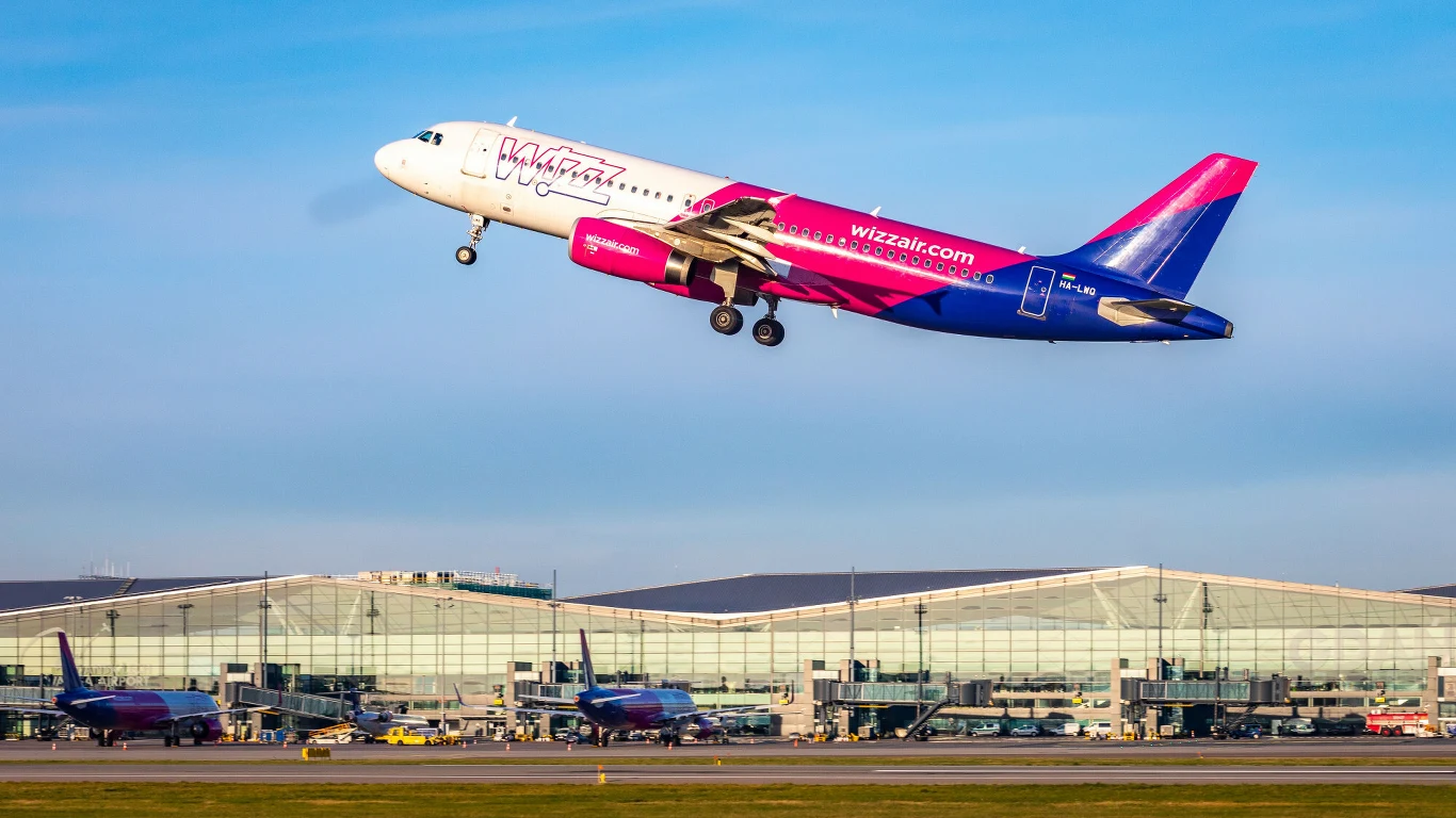 Wizz Air zawiesza połączenia z Polski. Chodzi o szczepienia Wizz Air zawiesza połączenia z Polski. Chodzi o szczepienia