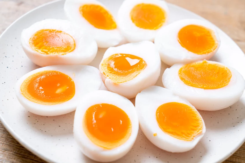 Jajka najlepiej jeść na miękko. Nie dość, że wybornie smakują, to są lekkostrawne