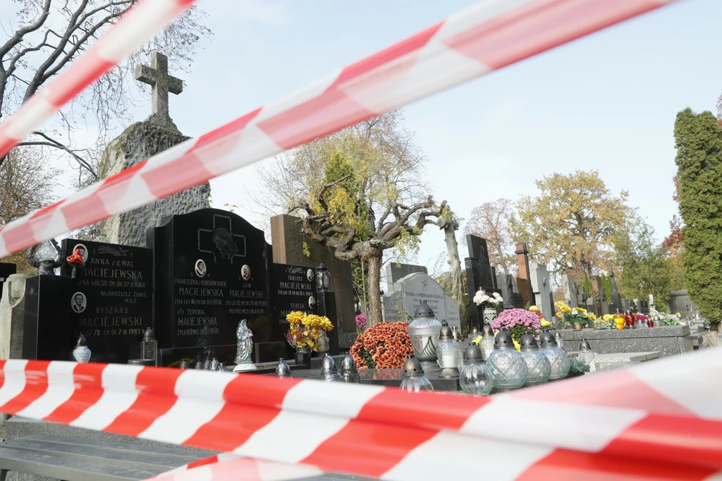 Zamknięty cmentarz na przełomie października i listopada 2020 r. Zamknięty cmentarz na przełomie października i listopada 2020 r.