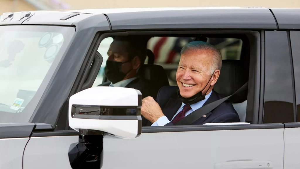 Joe Biden przejechał się elektrycznym Hummerem