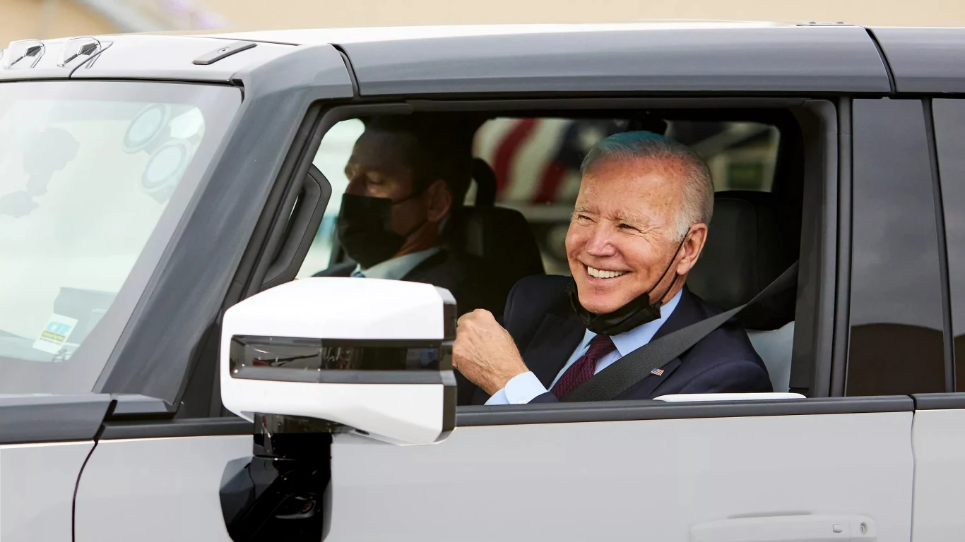 Joe Biden przejechał się elektrycznym Hummerem Joe Biden przejechał się elektrycznym Hummerem