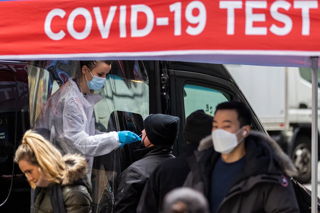 Pfizer/BioNTech na początku mijającego tygodnia poinformowały, że według wstępnych badań laboratoryjnych trzecia dawka ich szczepionki przeciwko Covid-19 może być potrzebna do zneutralizowania wariantu Omikron Pfizer/BioNTech na początku mijającego tygodnia poinformowały, że według wstępnych badań laboratoryjnych trzecia dawka ich szczepionki przeciwko Covid-19 może być potrzebna do zneutralizowania wariantu Omikron