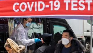 Pfizer/BioNTech na początku mijającego tygodnia poinformowały, że według wstępnych badań laboratoryjnych trzecia dawka ich szczepionki przeciwko Covid-19 może być potrzebna do zneutralizowania wariantu Omikron
