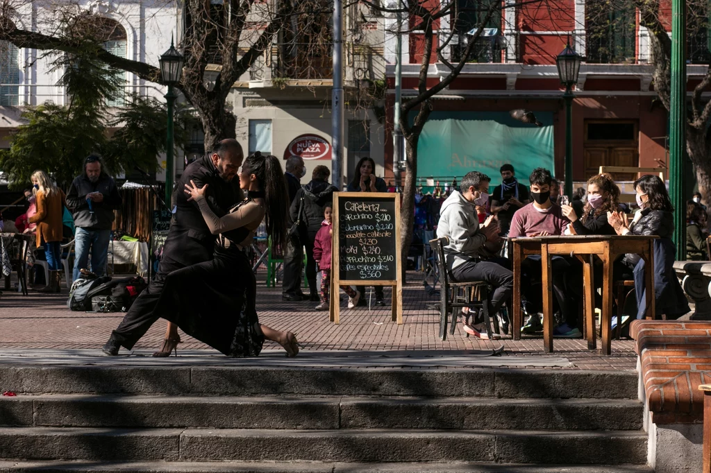 Pandemia mocno uderzyła w Argentynę, ale po długim lockdownie pokazy (organizowane dla turystów) wróciły na ulice Buenos Aires