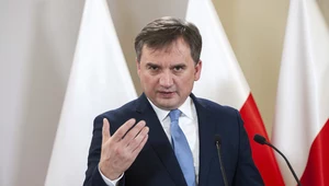 Ziobro podkreślił przy tym, że jest zwolennikiem szczepień, ale widzi problem natury konstytucyjnej w sprawie obowiązku okazywania certyfikatów