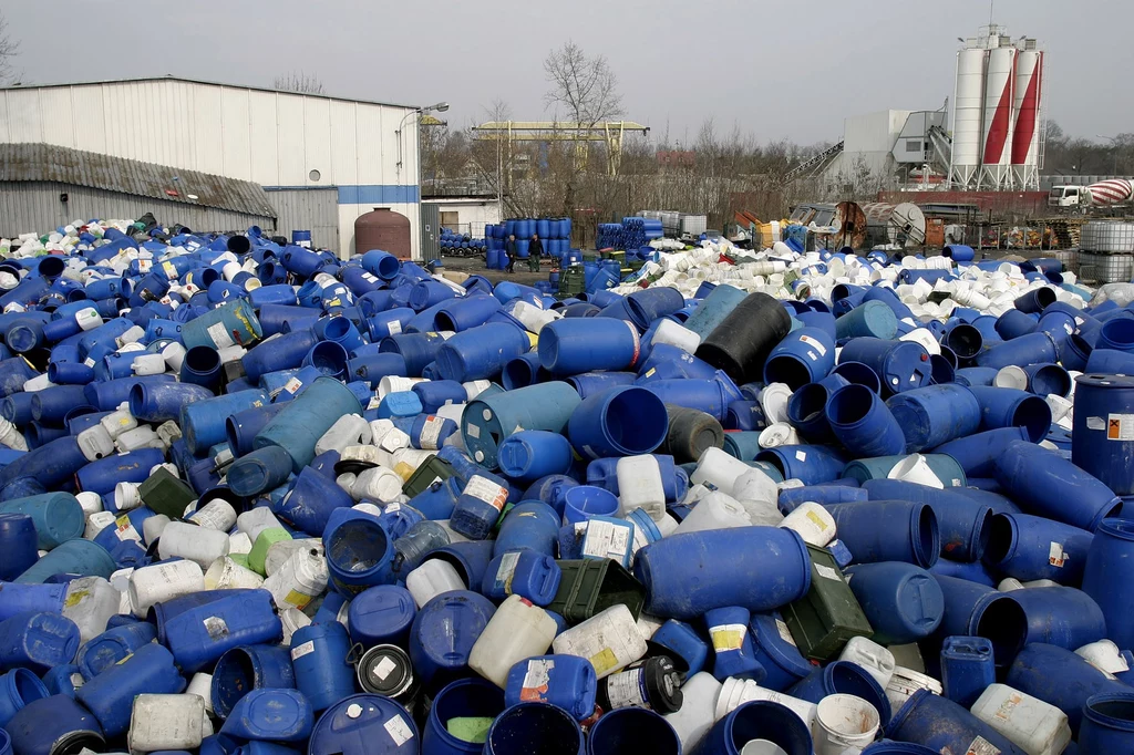 Plastikowe beczki (zdjęcie ilustracyjne). Kilkaset takich pojemników z nieznaną substancją odnaleziono w okolicach Płocka.
