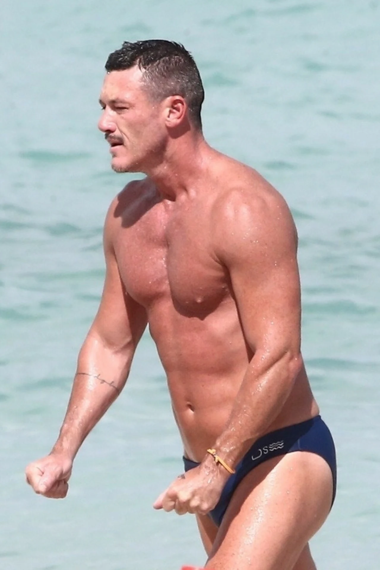 Luke Evans na plaży Luke Evans na plaży