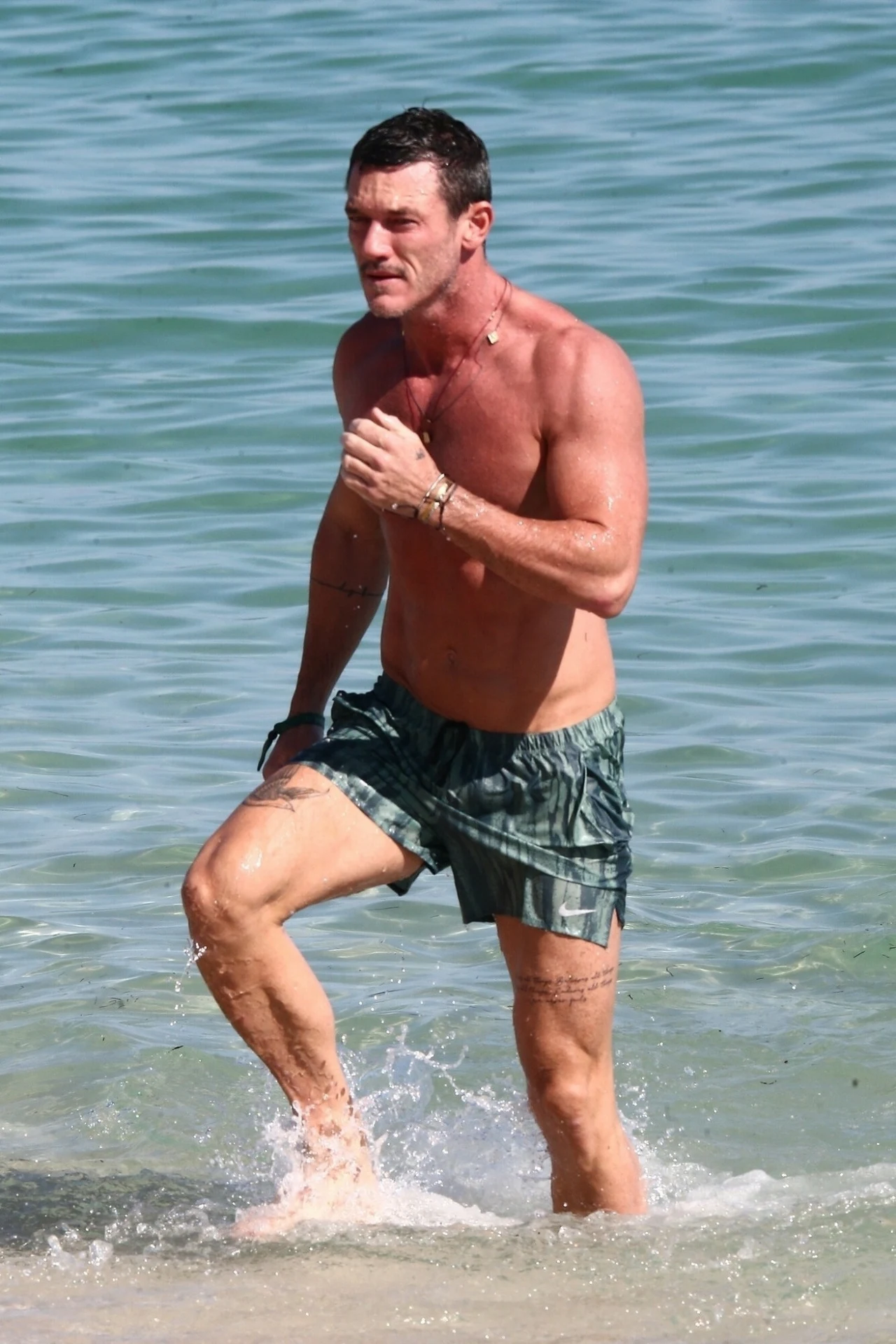 Luke Evans na plaży Luke Evans na plaży