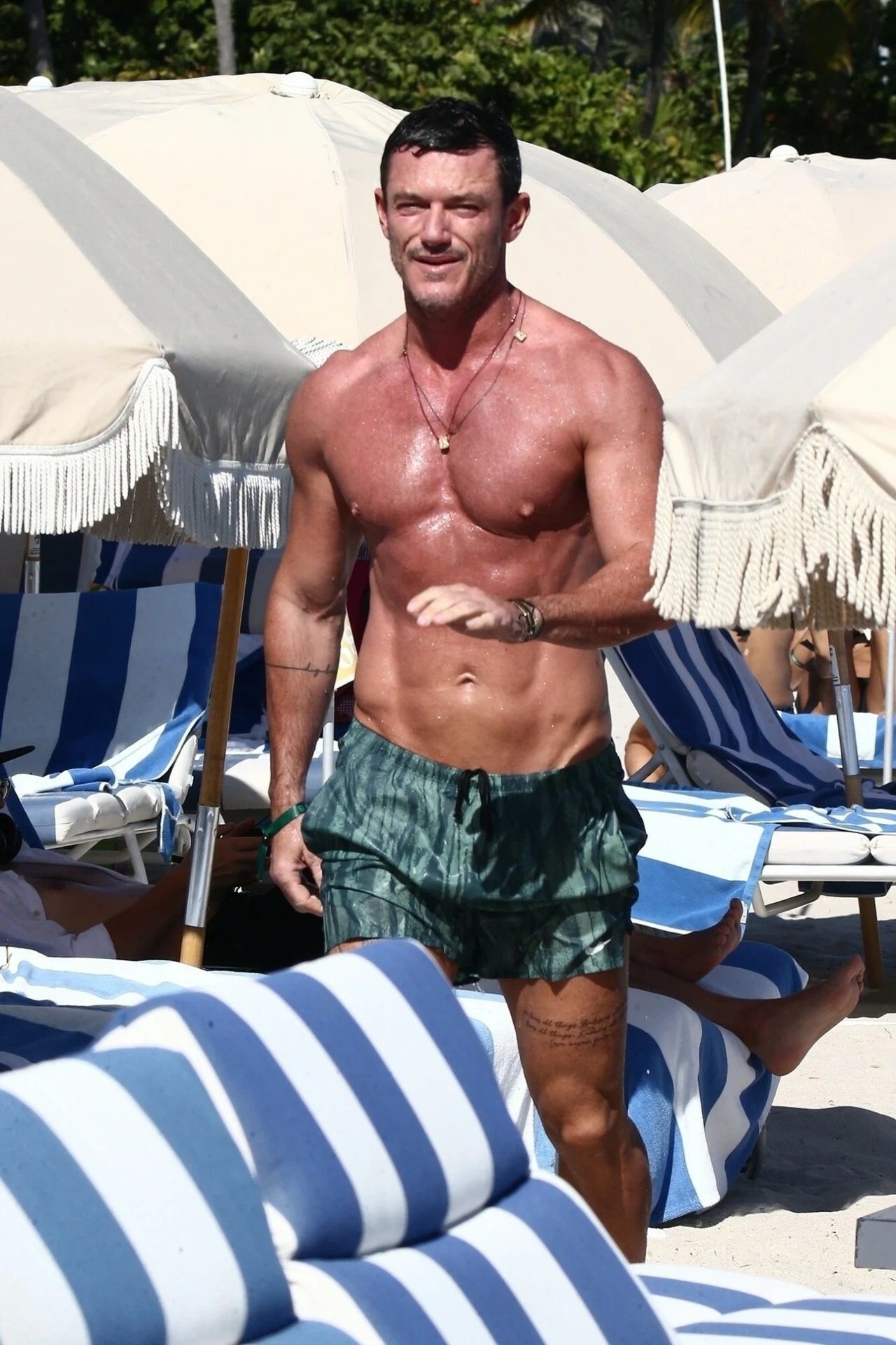 Luke Evans na plaży Luke Evans na plaży