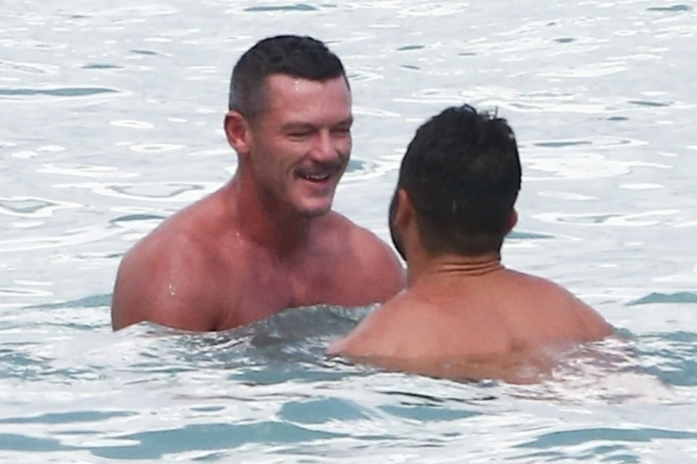 Luke Evans na plaży Luke Evans na plaży