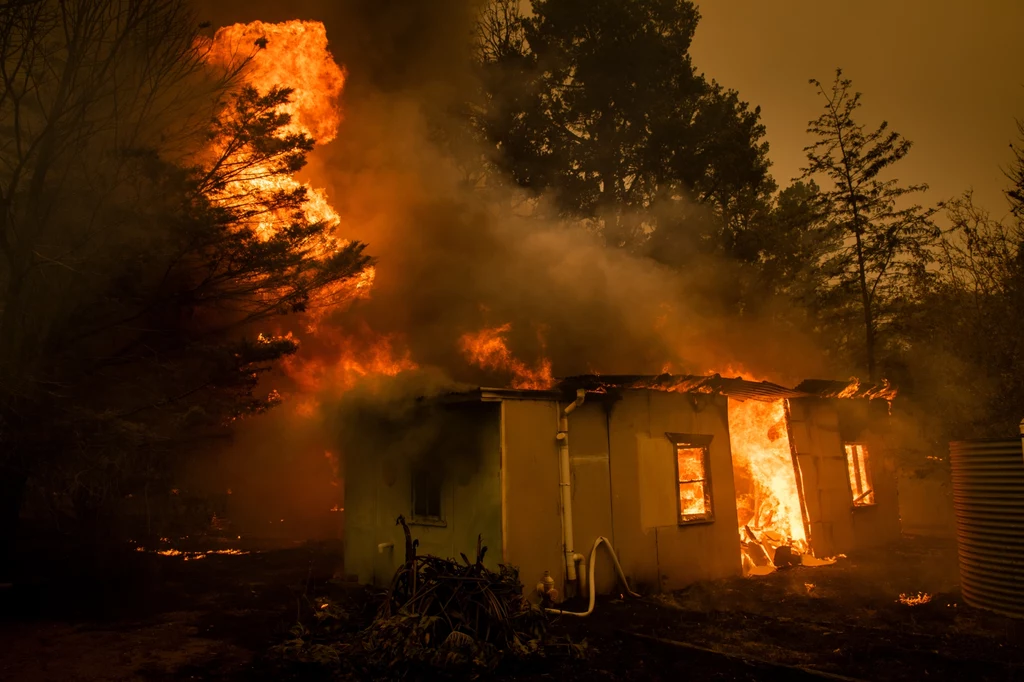 Płonący las i dom. Balmoral, miejscowość położona na południowy zachód od Sydney, została w grudniu 2019 roku strawiona przez pożary. Przyczyną tego zjawiska były gwałtownie rosnące temperatury i przedłużająca się susza.