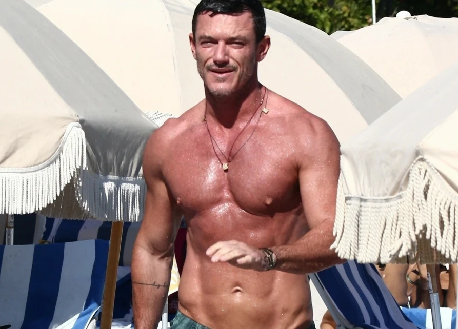 Luke Evans na plaży Luke Evans na plaży
