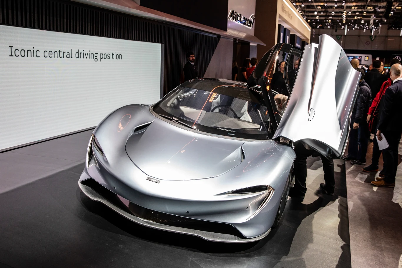 10. McLaren Speedtail - 3,1 mln dolarów. Ranking na najdroższe auto na świecie otwiera wysokiej klasy Speedtail, który jest najszybszym modelem stworzonym przez McLaren. Osiąga aż 403 km/h co jest bardzo imponujące — prędkość 300km/h nabiera w zaledwie 12,8 s. Powstało 106 tych luksusowych pojazdów. Intrygujący kształt sprawia, że jest to najbardziej aerodynamiczny design zapisany na kartach historii marki. 