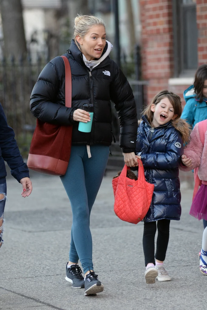 Sienna Miller z córką na spacerze w Nowym Jorku 