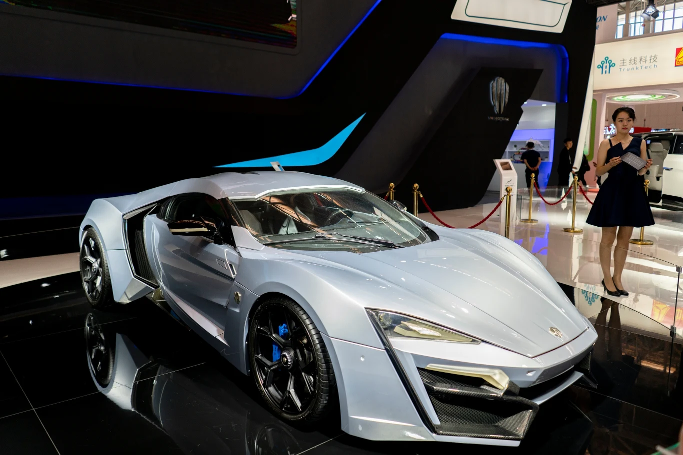 9. Hypersport — 3,4 mln dol. Lykan Hypersport, wart aż 3,4 mln dol. to pierwszy arabski super samochód, który wyposażony jest w 15-karatowe, diamentowe światła LED (420 ostrzy) i reflektory (240). 3,8-litrowy silnik z turbodoładowaniem generuje aż 780 KM i 708 lb-ft, osiągając maksymalną prędkość 240 mil/h, czyli ok. 390 km/h. 
