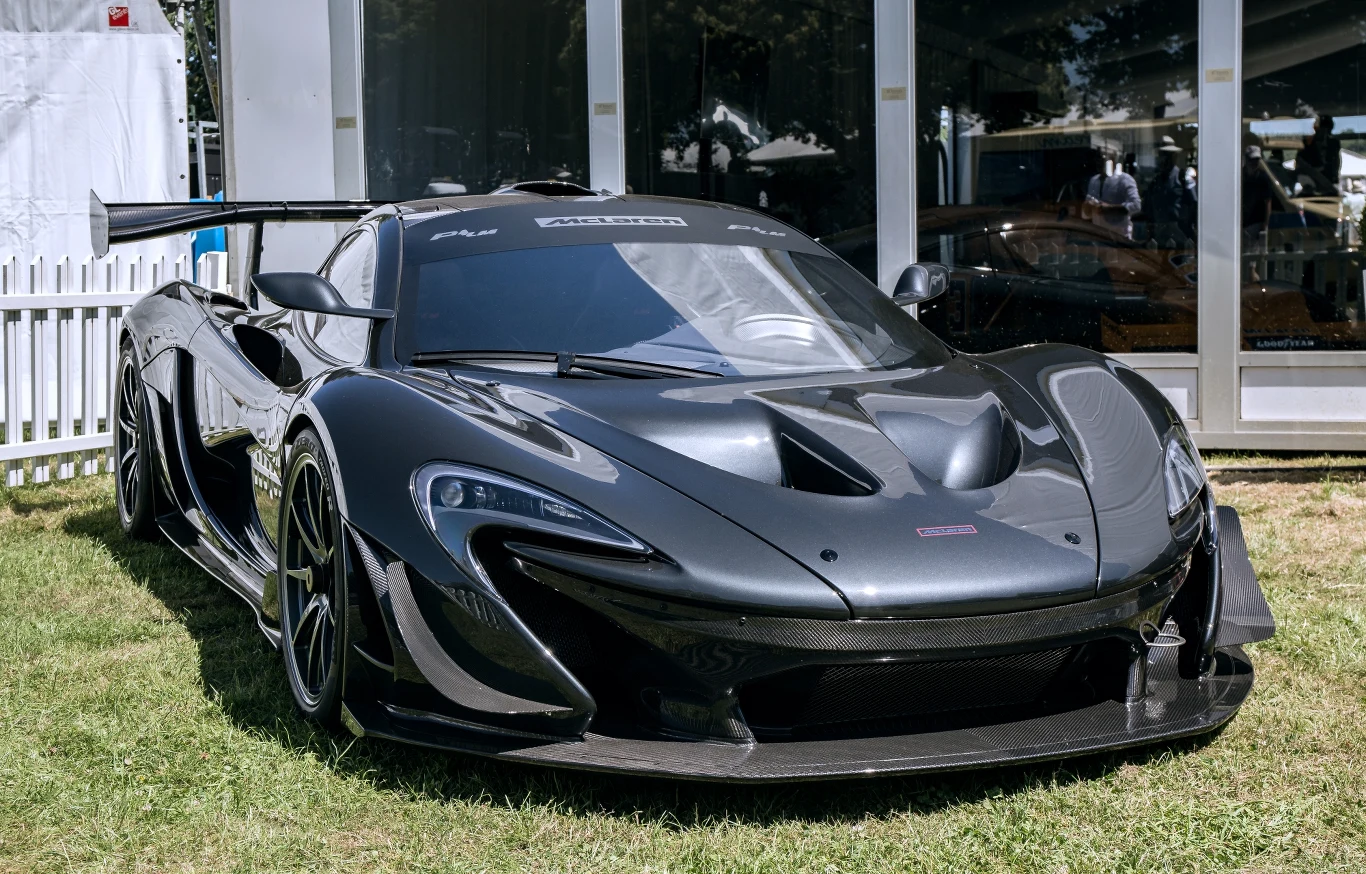 8. McLaren P1 LM — 3,6 mln dolarów. Pozłacany silnik V8, podwójne turbodoładowanie, moc 908 KM — P1 LM bez wyrzutów sumienia można dodać do rankingu na najdroższe auto na świecie. 3,6 mln dol. to koszt każdego z sześciu egzemplarzy. Jedynie pięć z nich zostało sprzedanych indywidualnym klientom, a jeden został zachowany w celach testowych. Model zapewnia futurystyczny wygląd i osiągi do 350 km/h.