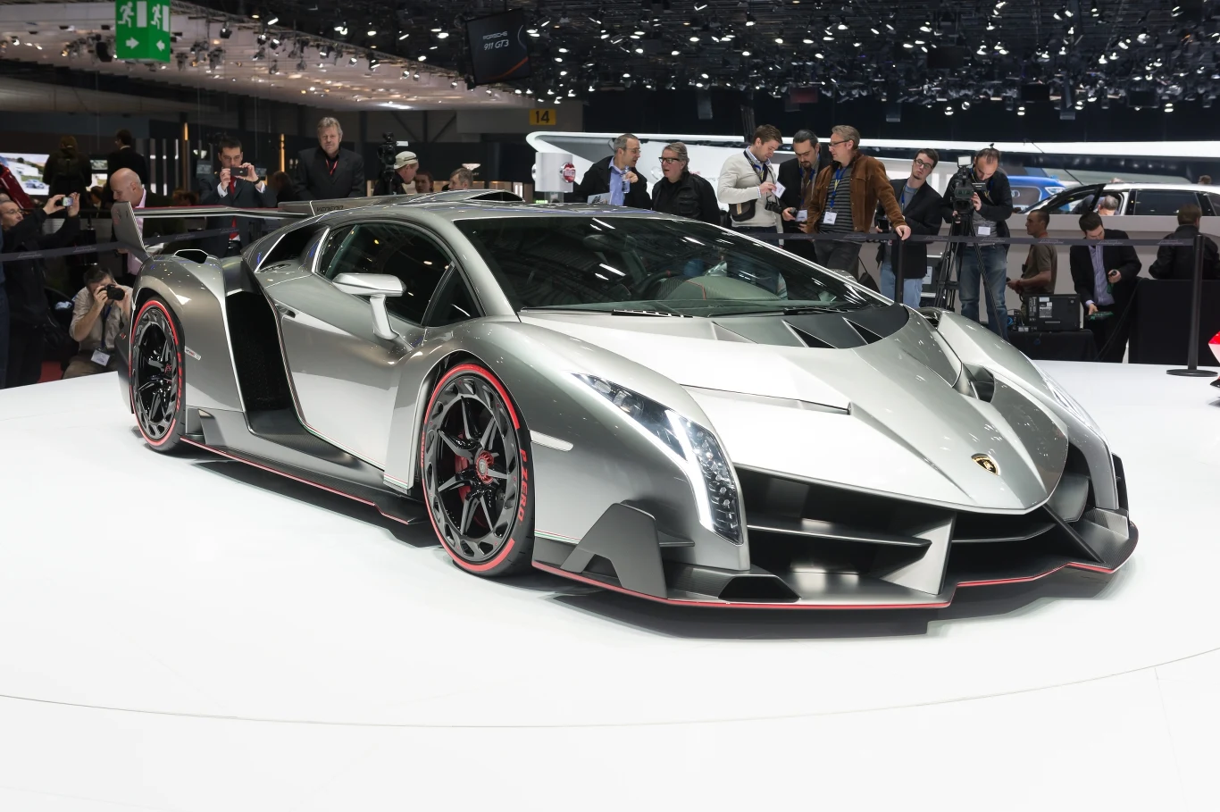 7. Lamborghini Veneno — 4,5 mln dol. Został zaprezentowany w 2013 r. na targach w Genewie, w ramach 50. rocznicy istnienia producenta. Powstał w zaledwie dziewięciu sztukach, a jego popularność i chęć zakupu niesamowicie wzrosła, co doprowadziło do odsprzedaży jednego z pojazdów za 11 mln dol. Osiąga ponad 355 km/h i przyspiesza w 2,9 s na odcinku 100 metrów. 