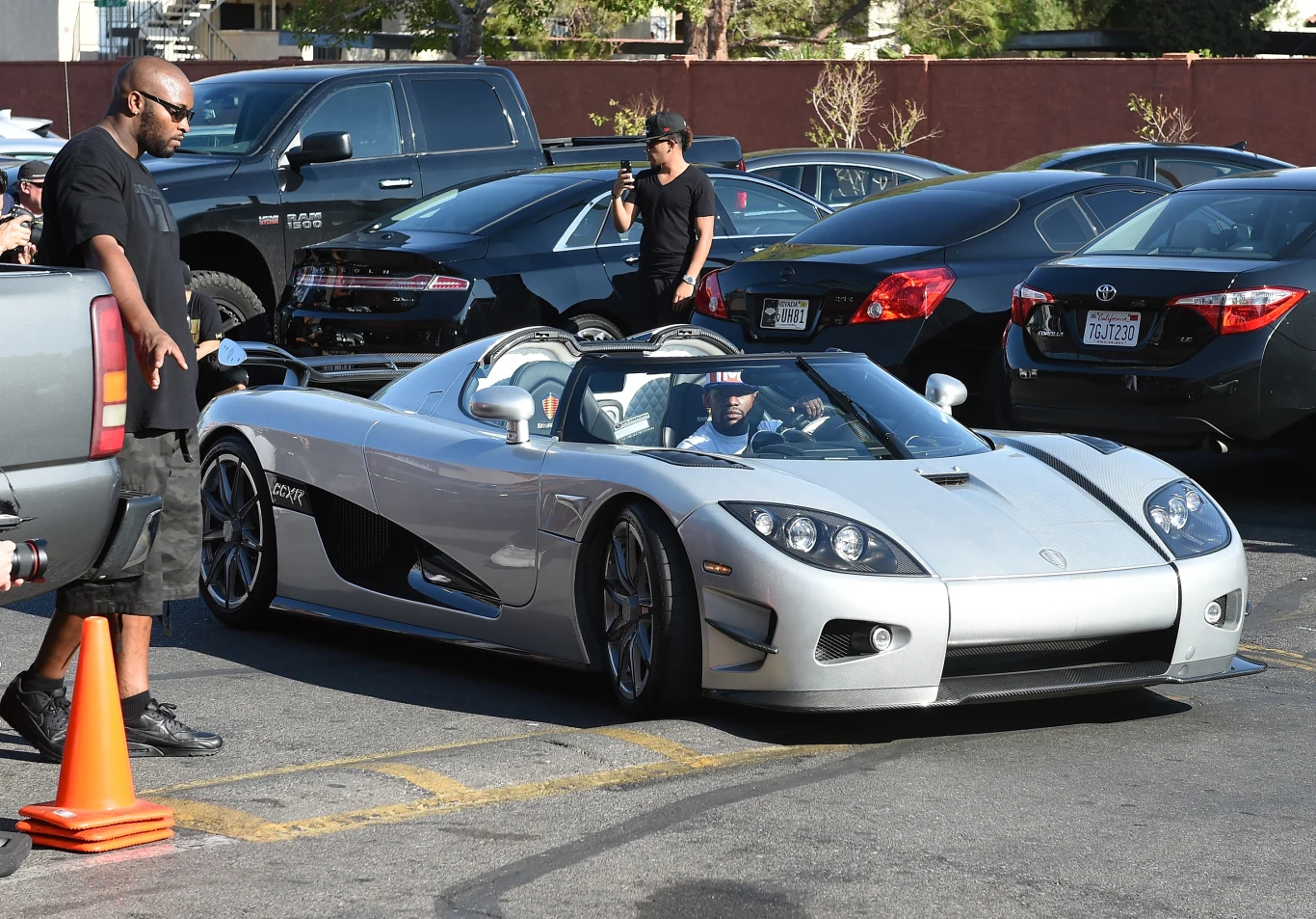 6. Koenigsegg CCXR Trevita - 4,8 mln dol. Pojazd znajdujący się na liście na najdroższe auto na świecie został zakupiony przez znanego pięściarza — Floyda Mayweathera. Ten sportowy samochód posiada zaawansowane rozwiązania i usprawnienia technologiczne, w tym m.in. hamulce węglowo-ceramiczne. Przyspiesza w 2,9 s i wytwarza 1004 KM.