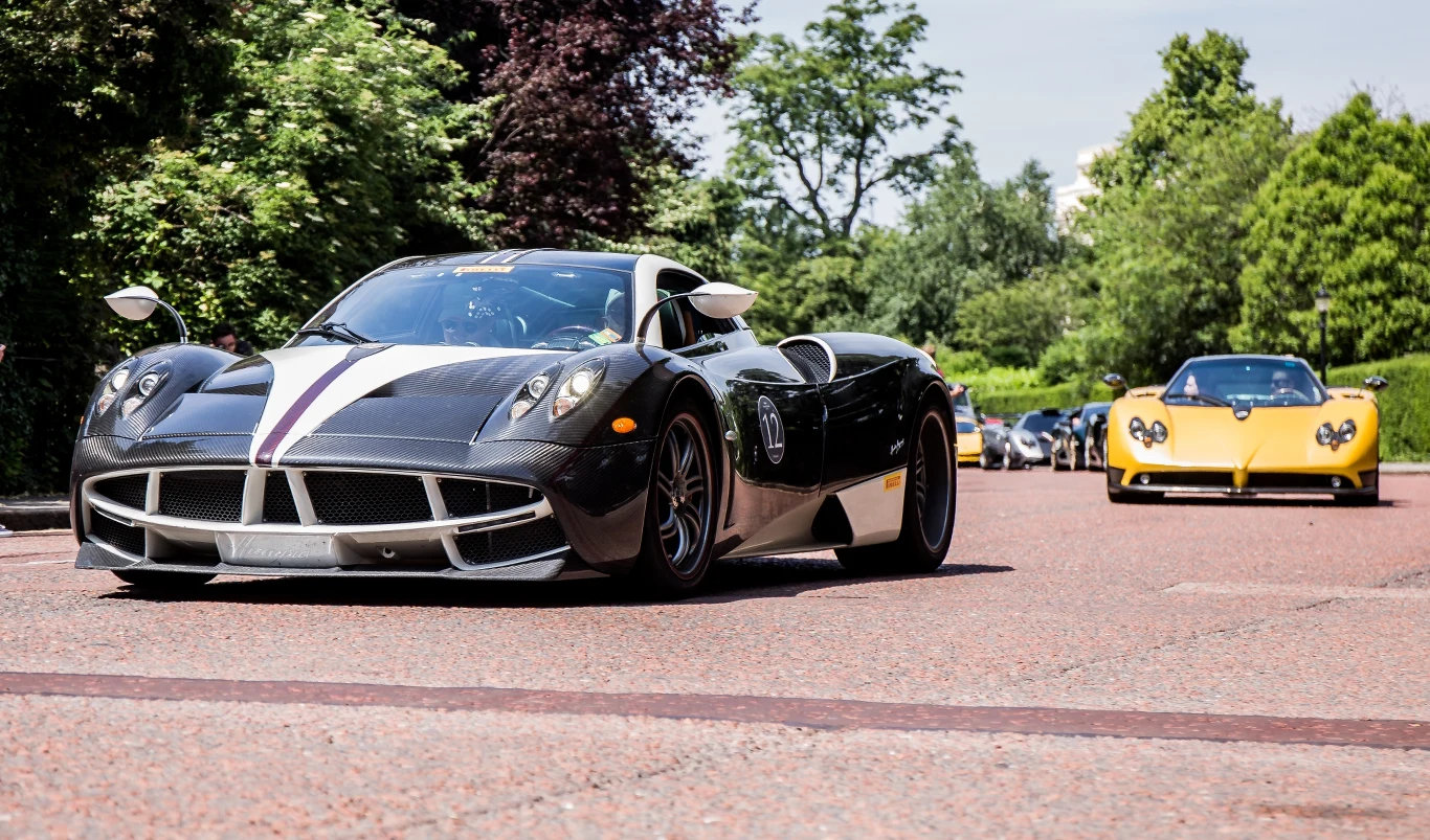 5. Pagani Huayra Tricolore — 6,7 mln dol. Firma Pagani dodała do swojej oferty szybki, mocny i unikatowy model, którym jest Huayra Tricolore. Każdy z trzech powstałych sztuk został wyceniony na ponad 6 mln dol. Ciekawostką jest, że pojazdy stworzono na cześć włoskich lotników z zespołu akrobacyjnego Włoskich Sił Powietrznych „Frecce Tricolori”, co można zauważyć w ogólnym designie, lakierowaniu czy wyposażeniu. Najdroższe auto na świecie tego producenta waży zaledwie 1 t 270 kg, jednak nabiera 829 KM.