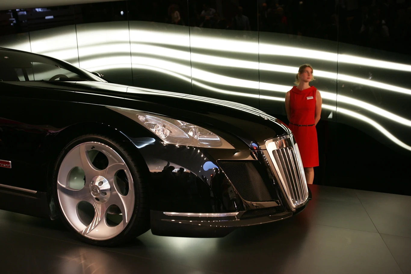 4. Mercedes-Benz Maybach Exelero — 8 mln dol. Mercedes-Benz również podjął się produkcji pojazdu w kategorii hipersamochodu. Najdroższe auto na świecie wyprodukowane przez popularnego dostawcę zostało wycenione na 8 mln dol Pod maską możemy znaleźć silnik V2 z podwójnym turbodoładowaniem o mocy 690 KM i 752 lb-ft momentu obrotowego. Przyspiesza w 4,4 s i może osiągać 350 km/h.