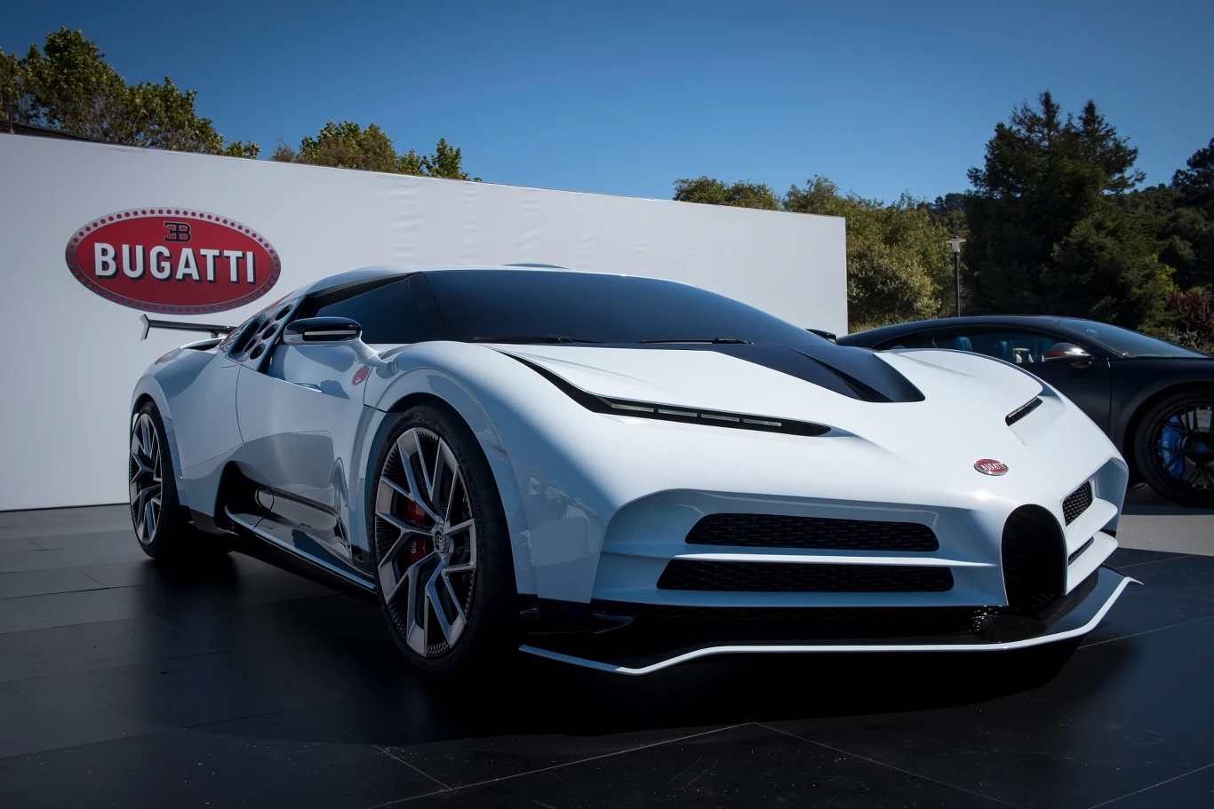 3. Bugatti Centodieci - 9,4 mln dol. To najnowszy model stworzony przez Bugatti — luksusową oraz prestiżową markę. Bugatti Centodieci należy do kategorii hipersamochodów, ponieważ jego duszą i sercem jest silnik o mocy 1577 KM, zapewniający przyspieszenie w 2,4 sekundy na odcinku 100 metrów. Osiąga 380 km/h, co zostało jednak ograniczone przez układ elektroniczny. Model powstał w zaledwie 10 sztukach.