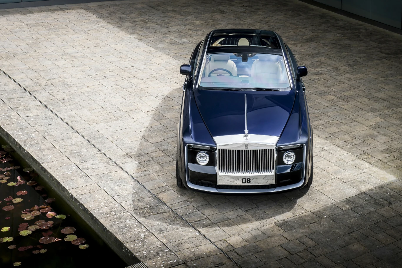 2. Rolls-Royce Sweptail — 13 mln dol. Rolls-Royce Sweptail to limitowany samochód zrobiony na specjalne zamówienie klienta, którego dane nie są ujawnione. Plasuje się na 2. pozycji listy na najdroższe auto na świecie, a jego kolosalna cena 13 mln dol. jest uwarunkowana wyjątkowością i niepowtarzalną klasą, jak i tajemnicą. Pojazd został stworzony dla szczególnego klienta. Miłośnik luksusowych pojazdów otrzymał auto inspirowane kształtem jachtu. Auto ma długość 5,9 m i szybę, przypominającą tę znajdującą się w motorówkach. Posiada drewniane akcenty, porcelanowe akcesoria i dwa barki na szampany. 