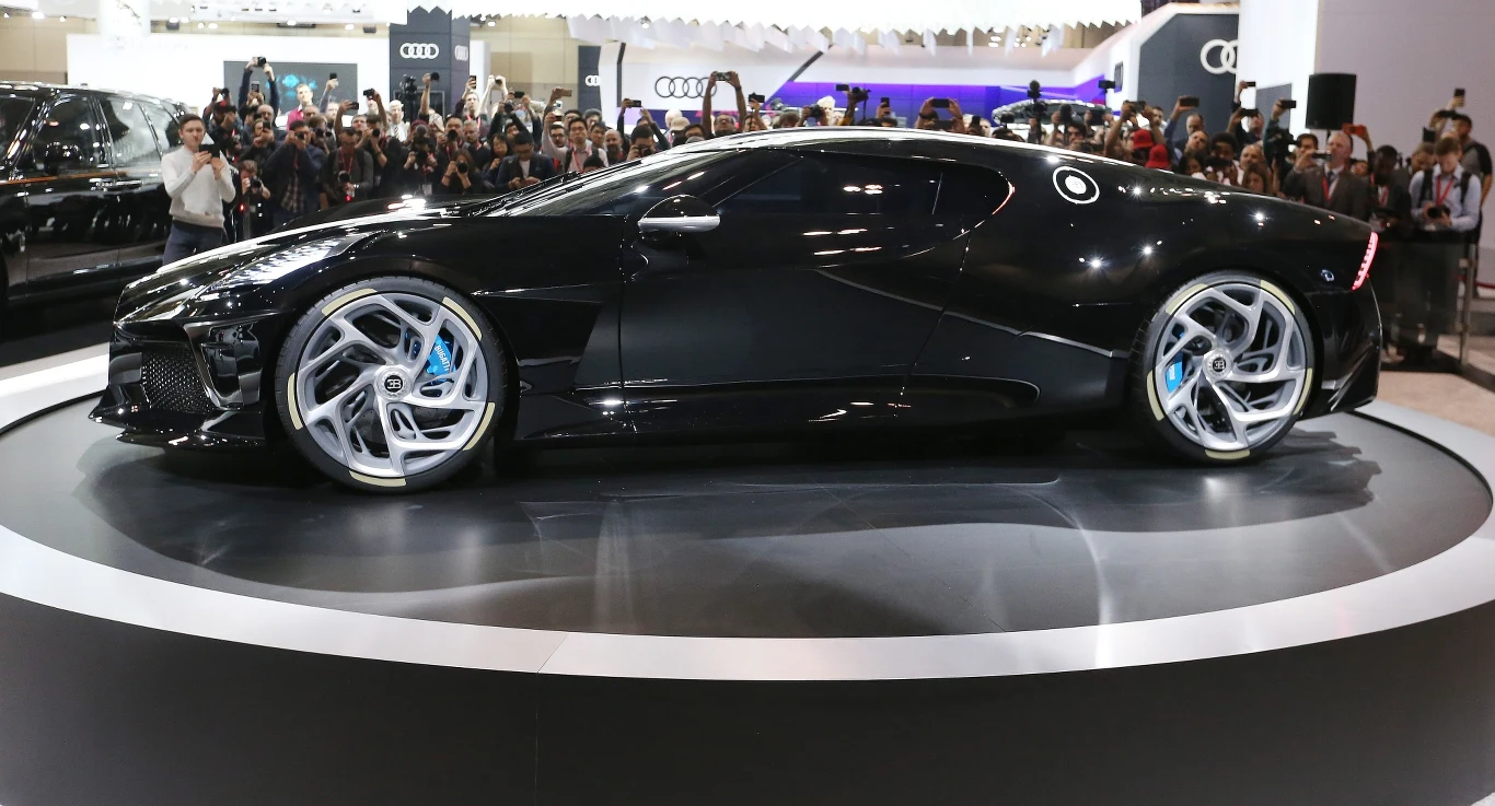 1. Bugatti La Voiture Noire — 19,6 mln dol. Za najdroższe auto na świecie zapłacono niewyobrażalnie wysoką cenę — 18,7 mln dol. Rankingi podają jednak, że jest wart nawet 19,6 mln dol. Bugatti La Voiture Noire wyjechał z taśmy produkcyjnej wyłącznie w jednym egzemplarzu. Samochód został stworzony na 110. rocznicę powstania firmy. Niezwykle rzadki pojazd został wylicytowany na aukcji za zdecydowanie większą kwotę, niż zakładano — początkowo wyceniony był na 12,3 mln dol.