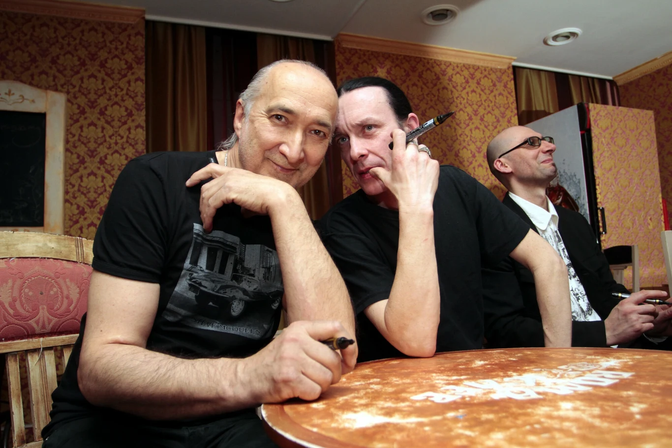 "No1" zawierał najbardziej znany solowy przebój muzyka "Oprócz błękitnego nieba" w dwóch wersjach: z 1979 r. (kiedy śpiewał go jeszcze z Maanamem) i z 1994 r. Drugie życie tej piosence dał w 1992 r. zespół Golden Life, nagrywając własną wersją na swoją drugą płytę "Efil Ned Log". Na zdjęciu z Tomaszem "Titusem" Pukackim.