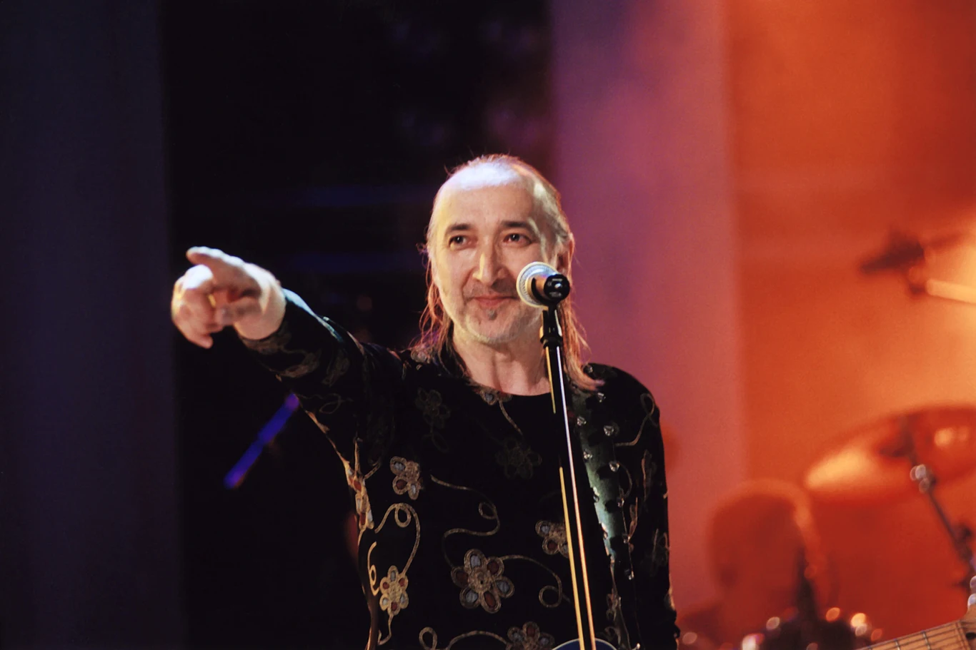 Marek Jackowski urodził się w Starym Olsztynie (woj. warmińsko-mazurskie). Gdy rozpoczął studia na kierunku filologia angielska, przeprowadził się do Łodzi, gdzie grał w grupie Impulsy, przekształconej potem w blues-rockowy zespół Vox Gentis. Następnie przeprowadził się do Krakowa i tam dokończył rozpoczętą w Łodzi naukę.