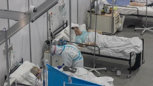 Fala hospitalizacji i zgonów może nastąpić w okolicach Bożego Narodzenia