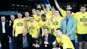 Drużyna Prokomu Trefla Sopot z pierwszym tytułem mistrza Polski w 2004 r. W dolnym rzędzie Ryszard Krauze