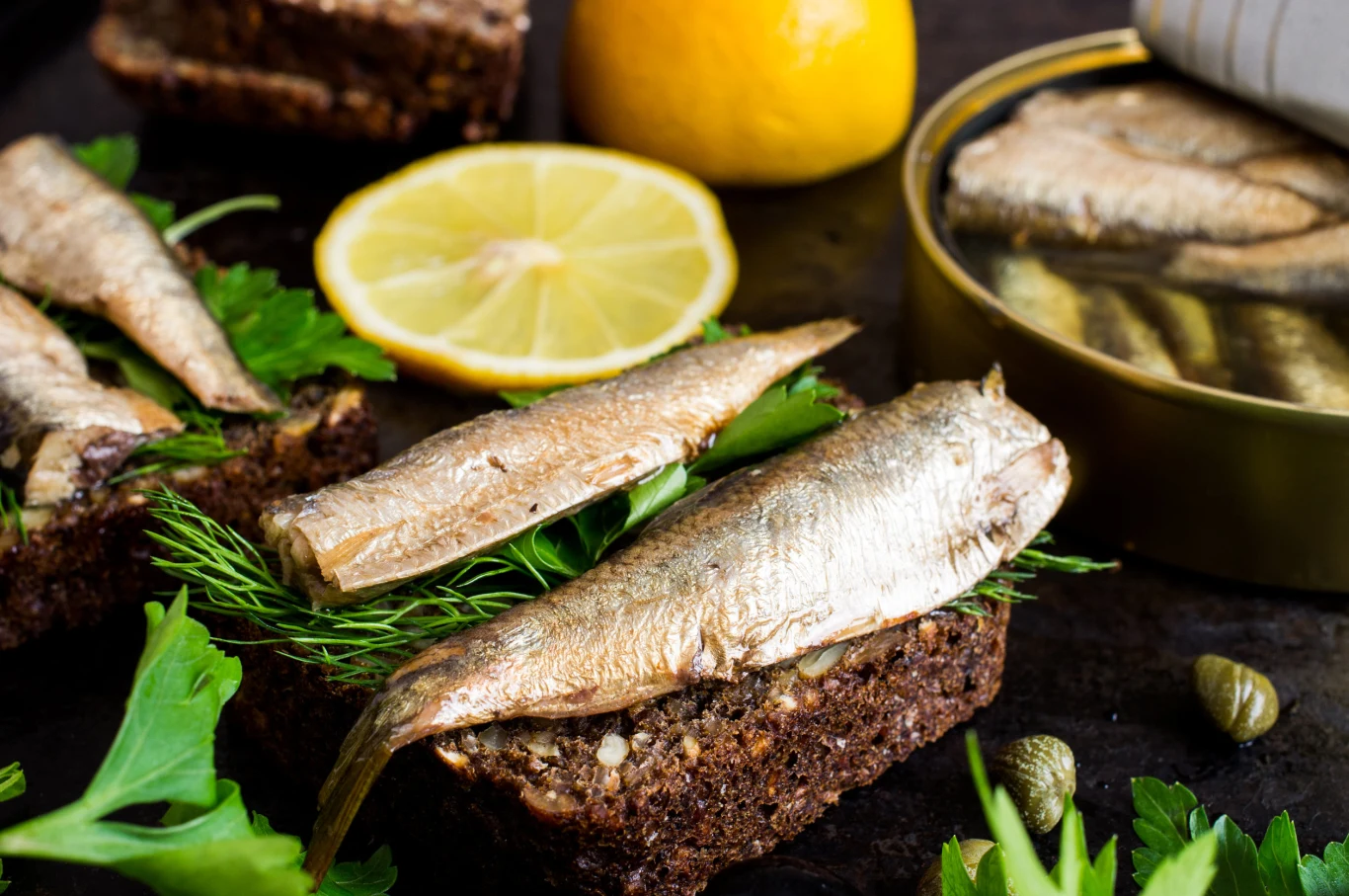 Osoby z wysokim cholesterolem powinny ograniczyć spożycie sardynek