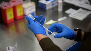 Prof. Gut podkreślił, że najważniejsze nie jest to, jakim preparatem się zaszczepimy, ale sam fakt zrobienia tego.