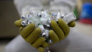 Mężczyzna miał przyjąć 10 dawek szczepionki jednego dnia