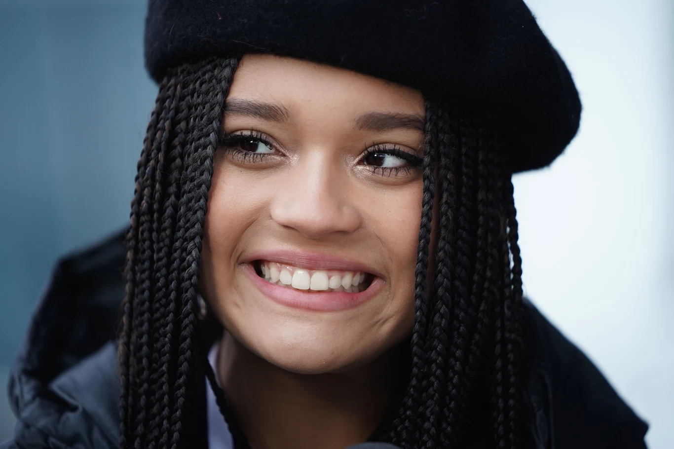 13-letnia wokalistka pochodzi ze Słubic. Jej rodzicami są Arleta Dancewicz (absolwentka teologii na UAM w Poznaniu) i mający nigeryjskie korzenie John James, wokalista znany m.in. z programów "Bitwa na głosy" i "X-Factor" (skończył studia w Polsce). John James występuje w duecie Loui & John.