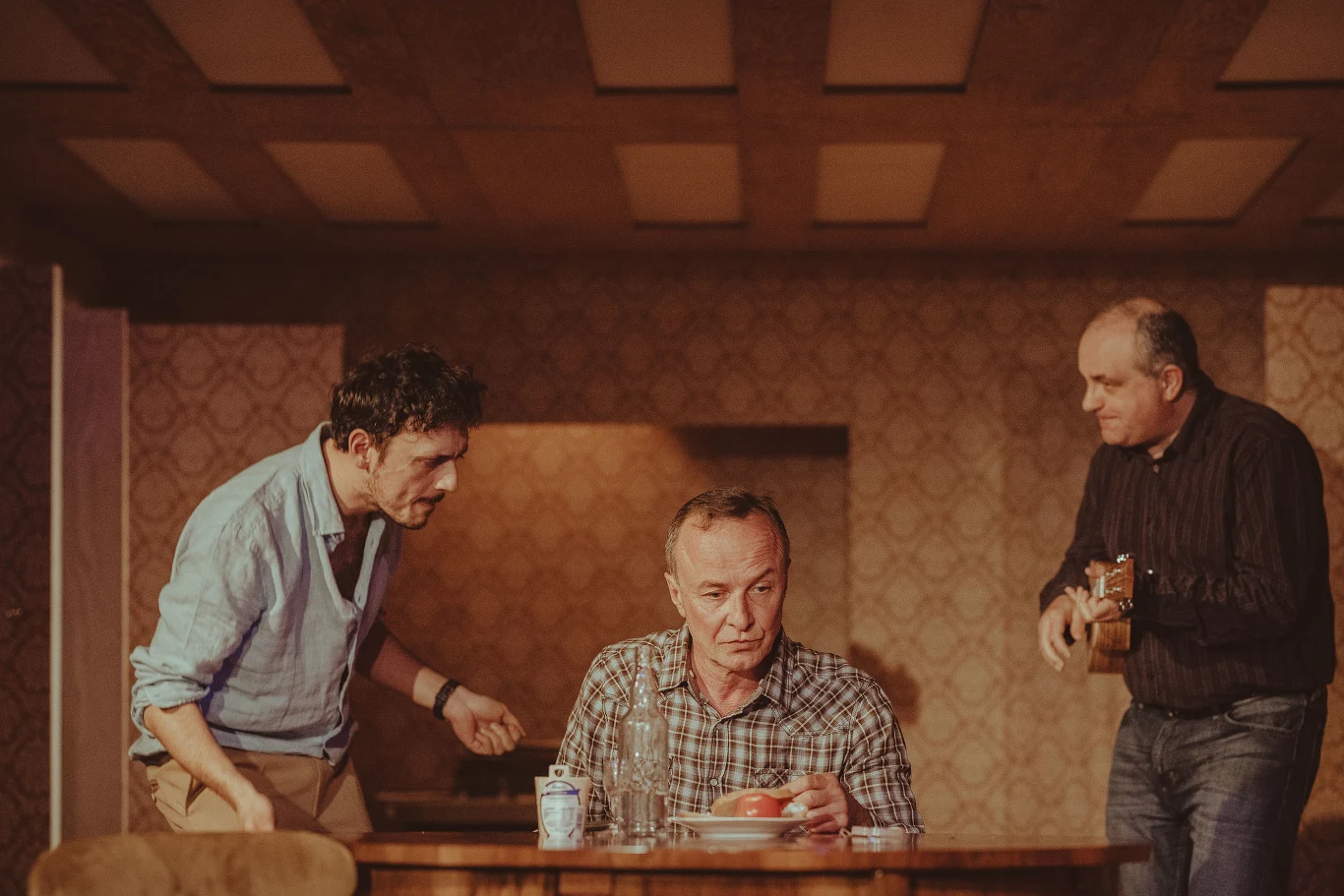 Piotr Pilitowski (w środku) w spektaklu "Wujaszek Wania"