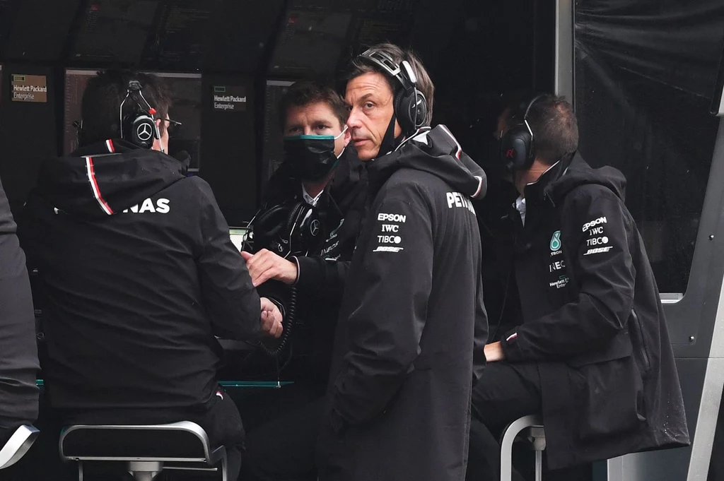 Toto Wolff (na pierwszym planie) z pracownikami Mercedesa