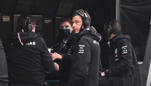 Toto Wolff (na pierwszym planie) z pracownikami Mercedesa