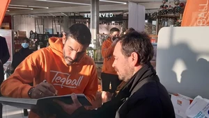 Robert Pires w Centrum Handlowym Forum w Gliwicach rozdaje autografy