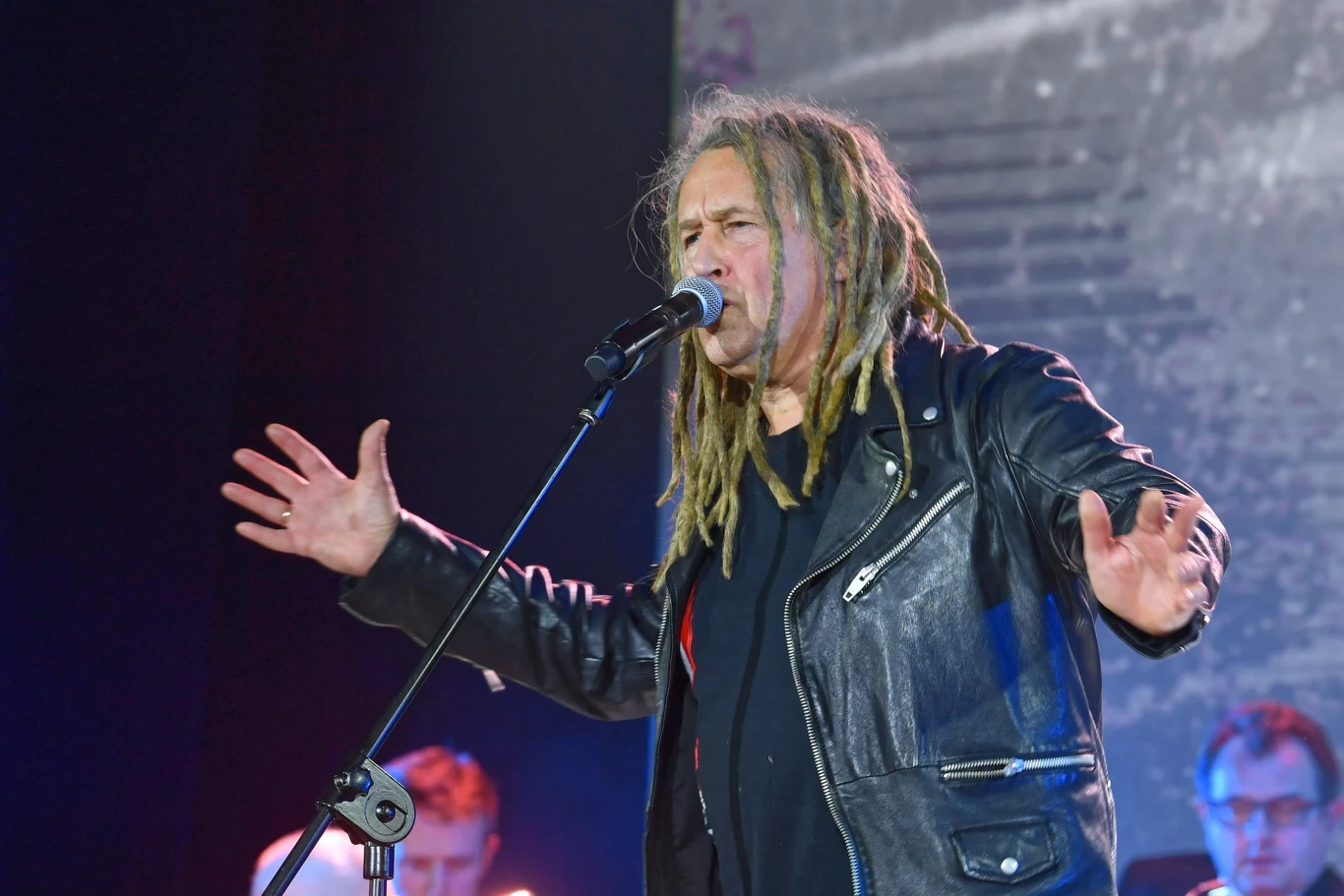 Darek "Maleo" Malejonek to legenda polskiej sceny niezależnej. Jego muzyczne początki sięgają 1983 r. i grupy Kultura, z której przeszedł do zespołu Izrael. Jako basista występował w formacjach Moskwa oraz Armia. Stał na czele grupy Houk. Na początku XXI wieku po nawróceniu na katolicyzm został jedną z twarzy chrześcijańskiego rocka. Wraz z innymi muzykami współtworzył zespół 2Tm2,3. Od 1997 r. jest liderem Maleo Reggae Rockers. 