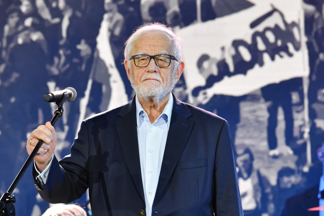 Pieśń Jana Pietrzaka "Żeby Polska była Polską" stała się w latach 80. spontanicznym hymnem Solidarności. Powiedzonka, refreny, myślowe skróty Pietrzaka zapadły w pamięć milionom słuchaczy, a hasła: "Jest śmiesznie, będzie jeszcze śmieszniej!", "Nie ma wolności, bez wesołości" czy "Życie jest za krótkie, by żyć byle jak!" przeszły na stałe do potocznej mowy. 84-letni obecnie satyryk i piosenkarz jest twórcą Kabaretu Hybrydy i Kabaretu Pod Egidą.