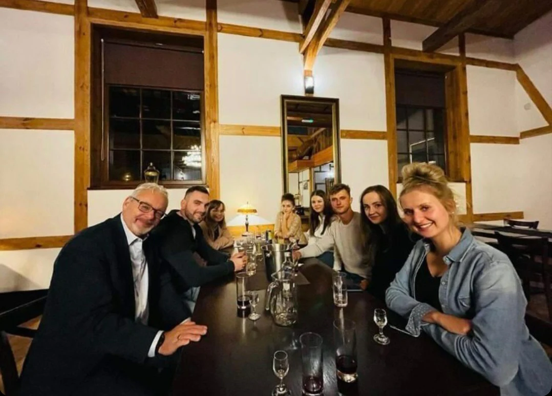 Tomasz na spotkaniu z Roksaną przed nagraniem dwunastego odcinka "Rolnika" Tomasz na spotkaniu z Roksaną przed nagraniem dwunastego odcinka "Rolnika"