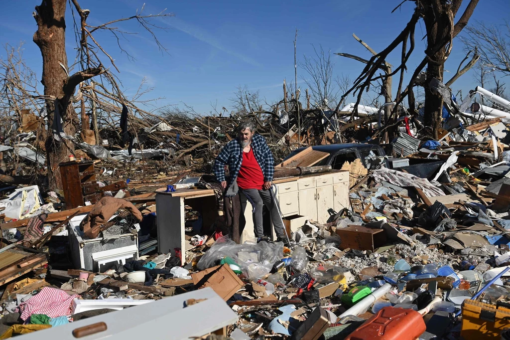 Mieszkaniec Kentucky patrzy na to, co zostało z jego domu po przejściu tornada