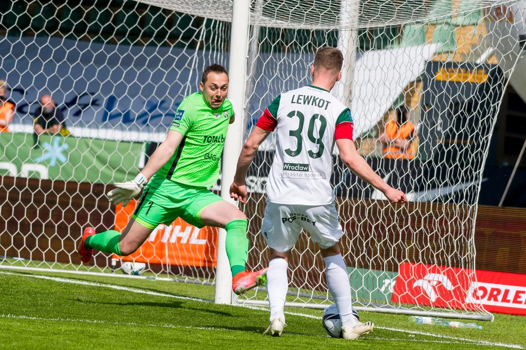Warta Poznań - Śląsk Wrocław w PKO Ekstraklasie, na zdjęciu Adrian Lis (Warta) i Szymon Lewkot (Śląsk)