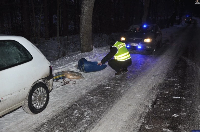 Na zakręcie ostatni worek wypadł z drogi i uderzył w drzewo. Córka kierowcy zginęła, jej koleżanka została ranna