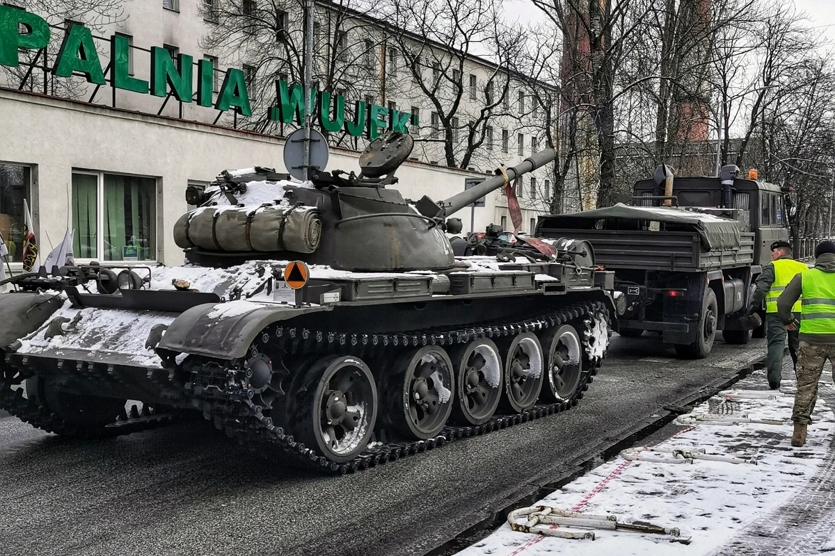 Czołg T-55 na terenie kopalni "Wujek" - w drodze do zakładowego muzeum. Zdjęcie - Polska Grupa Górnicza Czołg T-55 na terenie kopalni "Wujek" - w drodze do zakładowego muzeum. Zdjęcie - Polska Grupa Górnicza